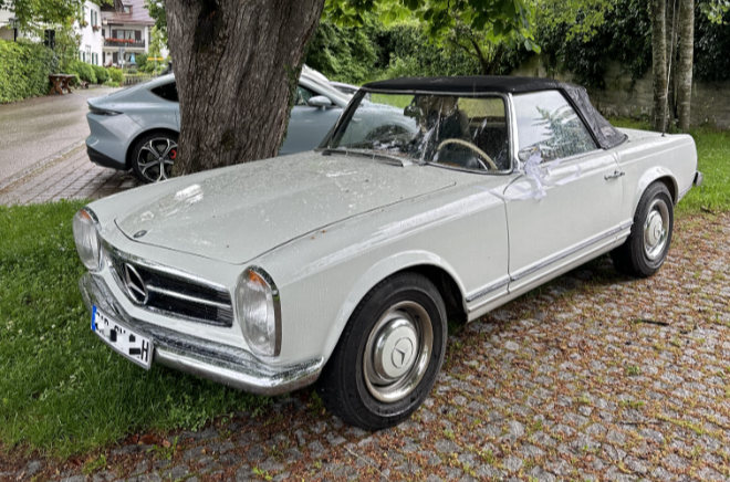 Wird gern für Hochzeiten angemietet: Merceds-Benz 280 SL 'Pagode' (Baureihe W113), Baujahr ca. 1968-1971. Legendärer Roadster mit charakteristischem Hardtop und zeitloser Linienführung