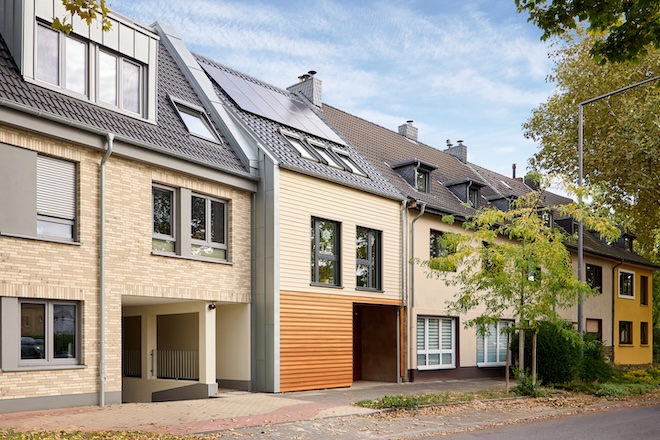Familie Kuersten hat mit Baufritz auf nur sechs Metern Breite ein Einfamilienhaus mit rund 170 m² Wohnfläche realisiert.