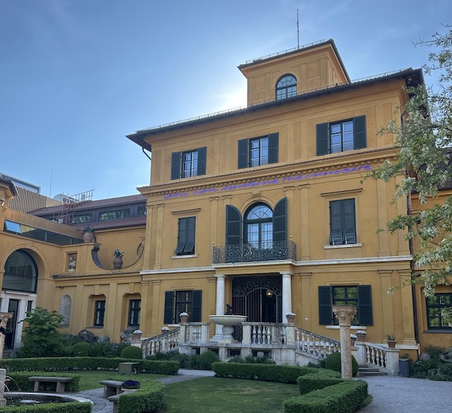 Die lila Neon-Installation des italienischen Künstlers Maurizio Nannucci am Lenbachhaus regt zur Reflexion an und verbindet zeitgenössische Kunst mit historischer Architektur im Garten vom Lenbachhaus Es gehört zur Lenbachhaus Sammlung