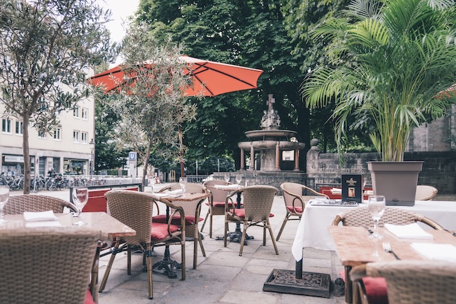 Sie zählt zu den schönsten Restaurant-Terrassen Münchens: die Außengastronomie des Gandl am St.-Anna-Platz. An Markttagen, wie dem traditionsreichen Donnerstag, bieten zwischen 10:30 und 18 Uhr regionale Produzenten ihre Waren an. 