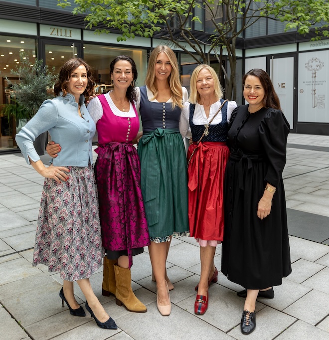Eleganter Trachten-Lunch im brenner Restaurant: v.l.n.r. Marie Litzlfelder von der Litzlfelder Manufaktur aus Anzing, PR-Lady Charlotte Gräfin von Oeynhausen, Anja Gräfin von Keyserlingk (ANJA JAMIN) mit Gaby Strassburger und Julia Zirpel von Ingolstadt Village zeigen die Dirndl-Trends 2025 in München. Fotocredit: Matthias Rüby