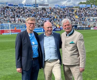Scheckübergabe über 100.000 €: die Bayerische & TSV 1860 krönen Benefiz-Golfturnier