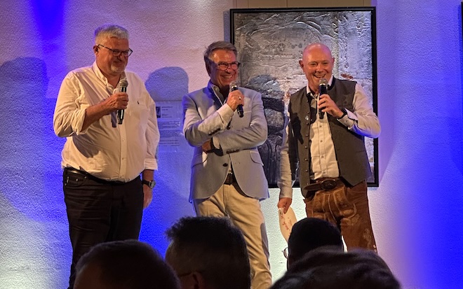 die Bayerische-Vorstand Thomas Heigl mit Moderator Patrick Lindner und Turnierorganisator Volker Rech beim abendprogramm @die Bayerische Benefiz-Golfturnier