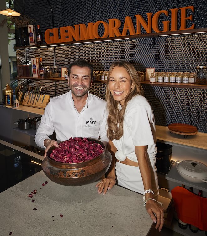 Star-Koch Ali Güngörmüs mit Moderatorin Annemarie Carpendale. In der Pandemie hat er gemeinsam mit seinem Bruder das Lokal Pera Meze mit Kochschule aufgebaut.