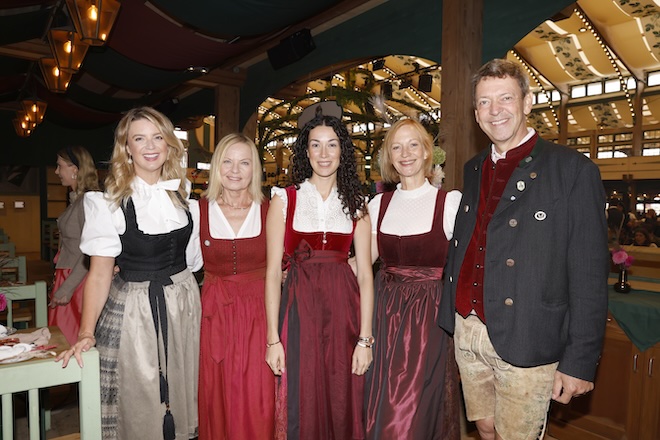 Franziska Kohlpaintner (Bräurosl Festwirtin), Gaby Strassburger (Ingolstadt Village), Sarah Aschberger (Belladonna), Peter Reichert ((Bräurosl) in der Donisl Box. Fotocredit: Agency People Image (c) Manuel Tilgner