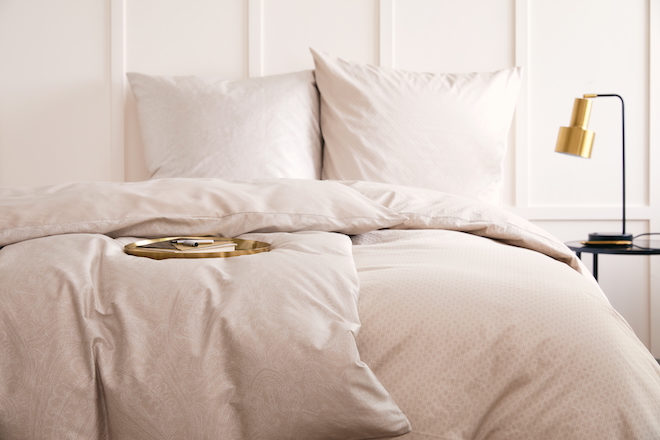 Tradition trifft Design: Mit der Bettwäsche-Kollektion von AIGNER x BETTENRID ziehen 60 Jahre Luxusmode und 110 Jahre Schlafkultur ins Schlafzimmer ein.