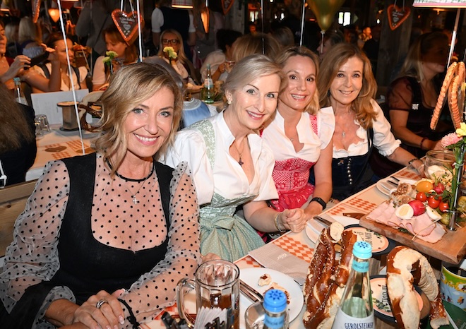 Dagmar Wöhrl (bereits das 7.te Mal auch dabei!), Elisabeth Grupp, Fürstin Sarah von Isenburg und Andrea Schoeller bei der 7. Club europäischer Unternehmerinnen Wiesn. Foto: ABR-Pictures / Frank Rollitz
