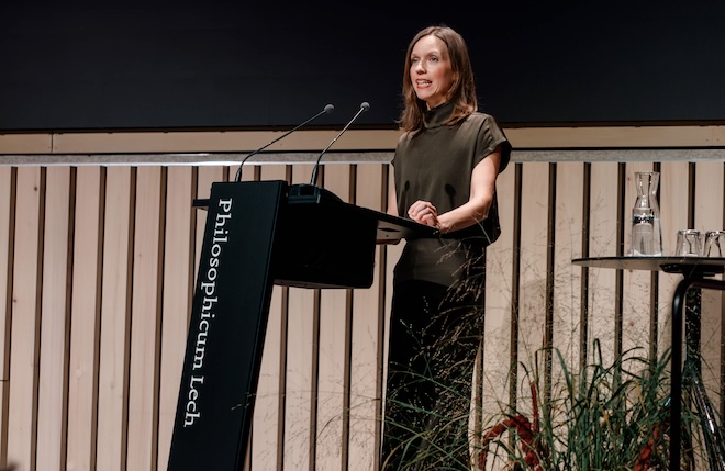 In ihrer Dankesrede erinnerte Eva Weber-Guskar daran, wie rasant die KI-Entwicklung voranschreitet: „Wir befinden uns heute bereits in einer Zukunft der vergangenen Gegenwart, in der ich dieses Buch geschrieben habe.“