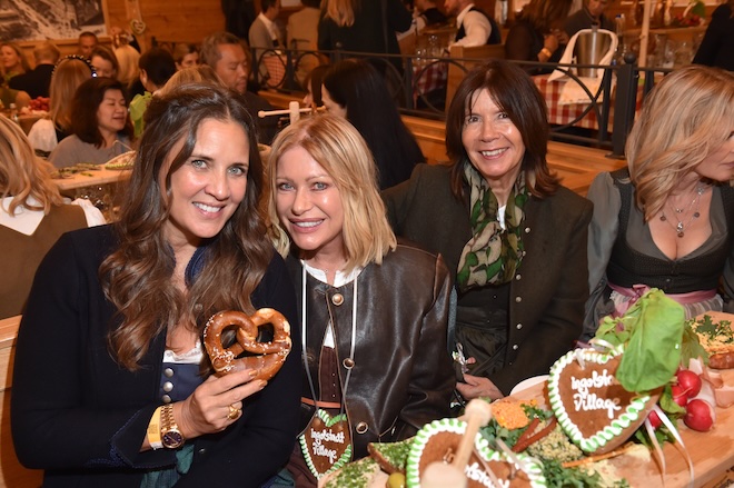 Dana Schweiger mit Lodenfrey Team, u.a. Gabriele Hammerschick (2.v.r.) Leiterin Damentracht bei LODENFREY), und Team. Foto: BrauerPhotos / G.Nitschke