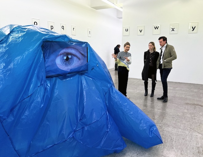 Der PIN.YC ist der junge Förderverein von PIN. Freunde der Pinakothek der Moderne e. V. und lädt Kunstinteressierte bis 40 Jahre ein, die Gegenwartskunst Münchens und Europas aus nächster Nähe zu erleben. Am 19.9. erstmals bei Kustermann.