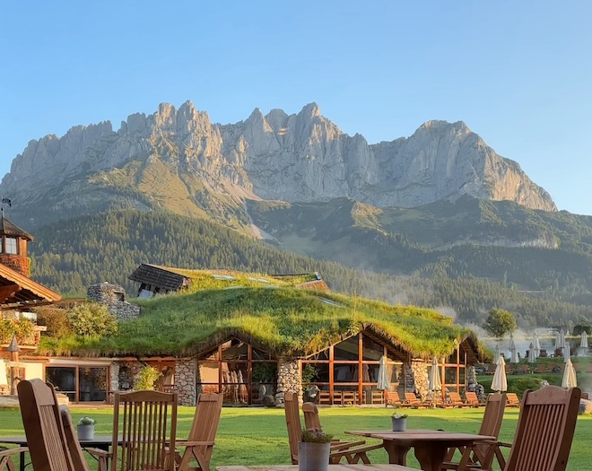 Je nach Wetterlage zeigt sich der Wilde Kaiser in voller Pracht – während rechts hinten der Nebel der warmen Außenbecken vom Stanglwirt in den Himmel steigt.