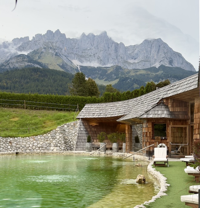 Der Naturbadesee liegt im Zentrum des 12.000 m² großen Spa-Bereichs im Stanglwirt – einer der größten und renommiertesten Wellness-Oasen Europas.