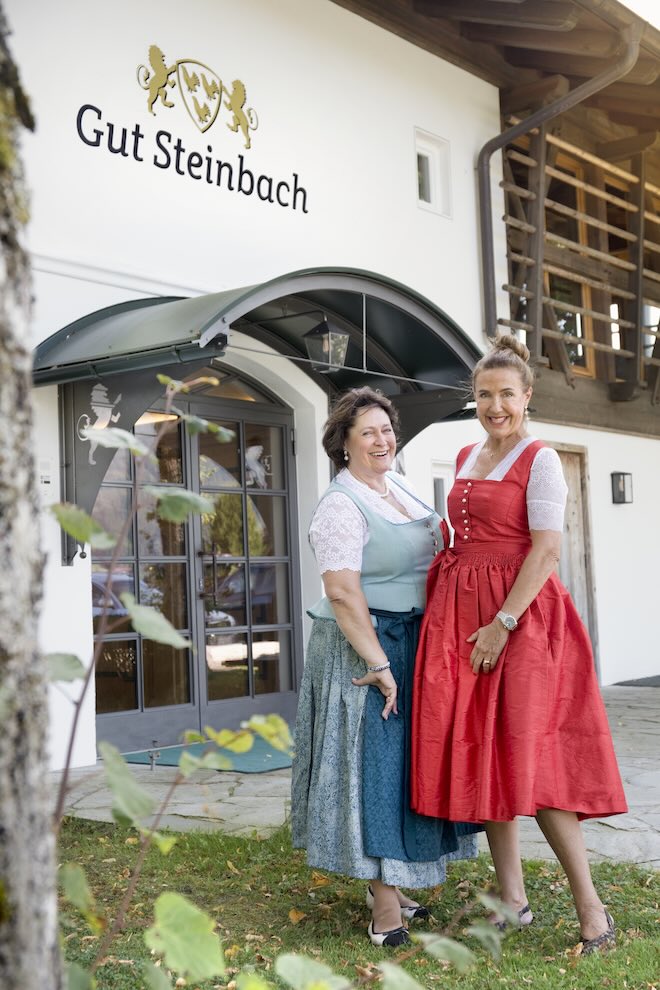 Susanne Gräfin von Moltke (re.) vom Relais & Chateaux Gut Steinbach in Reit im Winkl lernte Sabine Kober-Kern von Binele Couture® auf einem Event in München vom Club der europäischen Unternehmerinnen kennen. Fotocredit: Tobias Gerber