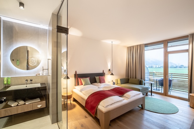 Aufwachen mit Blick auf die Berge: Die Zimmer im Tauern Spa verbinden alpine Gemütlichkeit mit modernem Design.