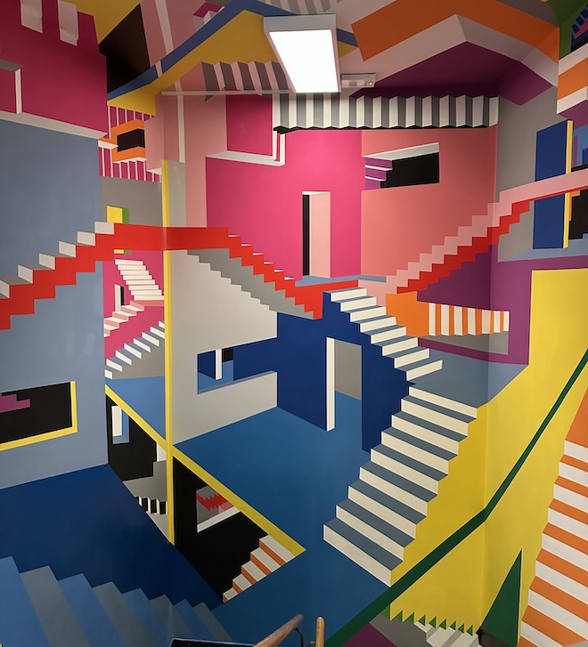 Ein Treppenhaus voller Illusionen: Inspiriert von M. C. Escher, erweitert durch Anamorphose und endlose Perspektiven. Gestaltet vom Augsburger Künstlerduo Esther & Peter Zahel.
