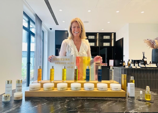 Doris Brugger präsentiert ihre DORISSIMA Organic Alps Linie – inspiriert von fernöstlicher Heilkunst und alpiner Naturpflege. Fotocredit: Grand Elisabeth Hotel, Bad Ischl