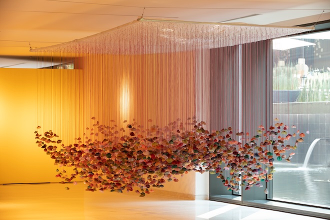 Rungploy schlägt mit dieser Installation eine Brücke zwischen Mode, Erinnerung und materieller Kunst. Fotocredit: Artmuc Kunstherbst