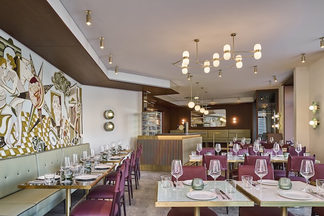 Ein eigens geschaffenes Wandfresko der Pariser Künstlerin Florence Bamberger, inspiriert von Giorgio de Chirico, sorgt für subtile Opern-Bezüge - eine Hommage an das benachbarte Gärtnerplatztheater.