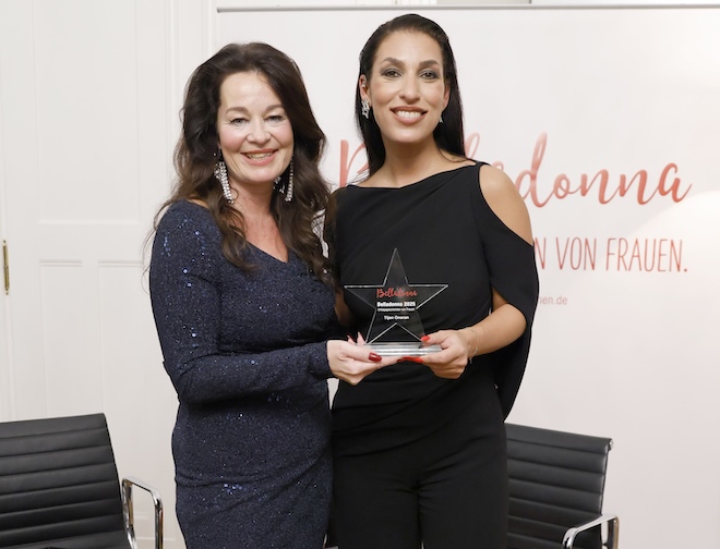 Belladonna-Gründerin Michaela Aschberger mit Preisträgerin Tijen Onaran. Bereits zum dritten Mal fand der Belladonna Award im Bankhaus Donner & Reuschel in München statt. Agency People Image (c) Manuel Tilgner