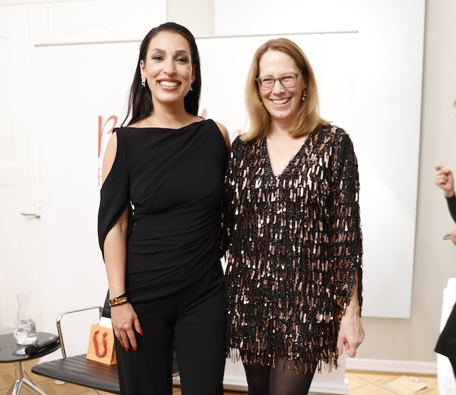 Belladonna Award-Preisträgerin Tijen Onaran mit Miriam Mohr (Vorstand interhyp), welche die Laudation hielt. Agency People Image (c) Manuel Tilgner