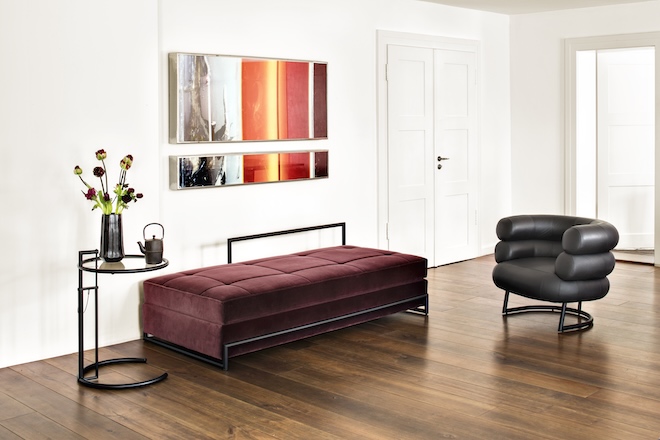 Eileen Gray Möbel ClassiCon - Designikonen im Dialog: Der höhenverstellbare Beistelltisch E1027, das Daybed und der Bibendum Chair – alle entworfen von Eileen Gray und exklusiv bei ClassiCon erhältlich – setzen im Interieur klare Statements zwischen Bauhaus-Ästhetik und luxuriösem Komfort.