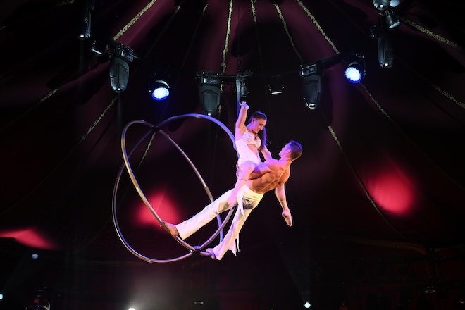 Magische Performance: Kanadisches Erfolgsduo 2ZENO sind mit ihrem 'crossed wheel' jetzt in München zu sehen! Fotocredit: Michael Tinnefeld für HULLIS