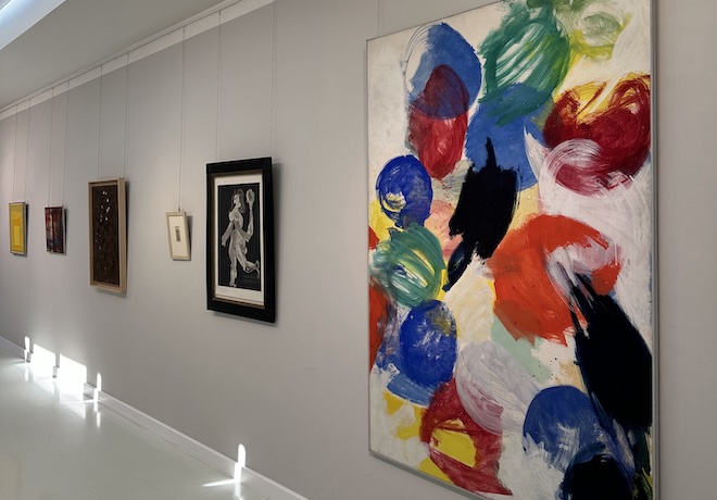 Letzter Feinschliff vor der Vorbesichtigung: Die Hängung wird optimiert – rechts außen ein kraftvoller Nay von 1962 (Schätzpreis: € 400.000–600.000), links daneben ein Picasso. Ein Blick auf zwei Meister – und viele Sammlermomente.