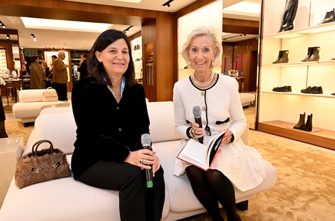 Angelica Visconti (Enkelin des Firmengründers Salvatore Ferragamo) mit Kristina Tröger (Präsidentin Club europäischer Unternehmerinnen) beim Talk des Club europäischer Unternehmerinnen (CeU) in der Ferragamo Boutique in der Maximilianstrasse. Foto: ABR-Pictures / Frank Rollitz