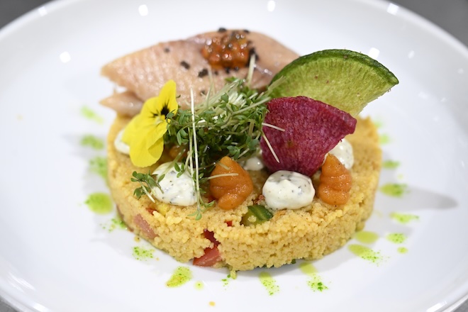 Rosenblüten-Couscous mit geräuchertem Seesaibling und Schnittlauch-Minze-Creme. Fotocredit: Michael Tinnefeld für HULLIS