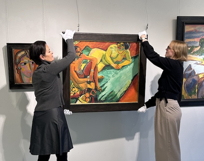 Hängung mit Hingabe: Max Pechsteins expressives Werk 'Weib mit Inder auf Teppich' von 1910 wird für die 600. Auktion bei Ketterer Kunst positioniert. Es ist das letzte verfügbare Exemplar der ikonischen Serie außerhalb eines Museums.