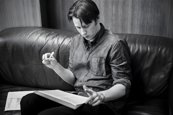 Komponist Henrik Ajax bei der Arbeit an der Partitur seines neuen Chorwerks „Vintervila“