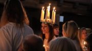 Lucia-im-Lichtergang-Fotocredit-The-Scandinavian-Ensemble