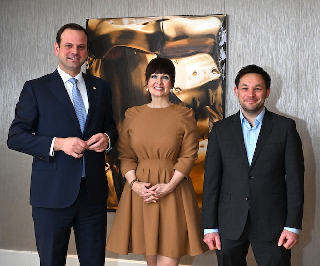 Marc Epper (General Manager Hotel Mandarin Oriental) mit Dr. Sonja Lechner und Künstler Felix Rehfeld zur Vernissage am 26. November 2025. Foto: Frank Rollitz / ABR-Pictures