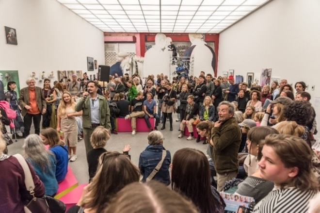 Kurator und Künstler Miro Craemer am Mikro.