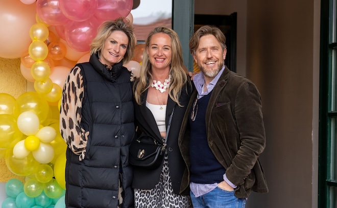 Veranstalterin Christine Klimscha (links) zwischen Florian Gürster und Yvonne Mehrfeld beim letzten X-MAS Pop-Up im Forsthaus Wörnbrunn. Fotocredit: Clou Media