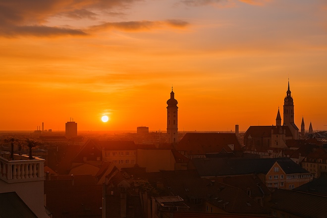 Sonnenuntergang über München – Sinnbild für einen bewussten Abschied begleitete Sterbehilfe München der Kessler ZwillingeDer letzte Weg der Kessler-Zwillinge bewegt die Stadt und eröffnet neue Debatten über Selbstbestimmung und Würde.