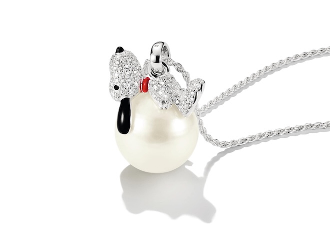 THOMAS SABO x Peanuts: Snoopy auf SchneeballEin winterlicher Hingucker: Snoopy sitzt auf einem glitzernden Schneeball – aus recyceltem 925er Silber, verziert mit Zirkonia und Kunstperle. Charmanter Schmuck mit Peanuts-Flair und nachhaltigem Anspruch.