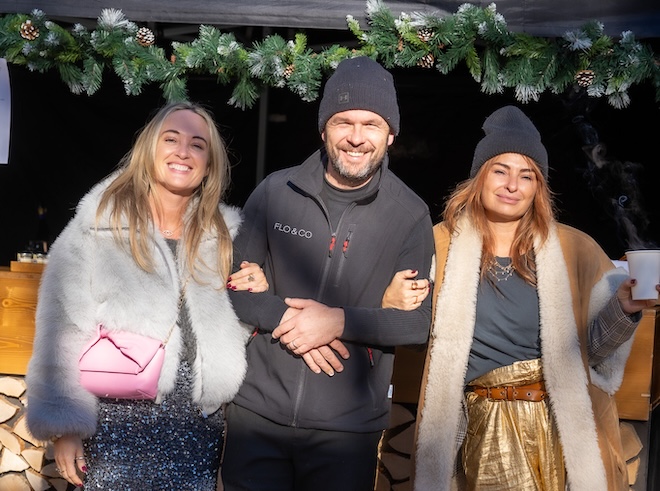 Veranstalterin Christine Klimscha (links) beim X-MAS Pop-Up im Forsthaus Wörnbrunn – gemeinsam mit Gastgeber Flo & Co und einer Ausstellerin aus dem kuratierten Designmix. Glühwein, Glanz und echte Begegnungen im Herzen von Grünwald.