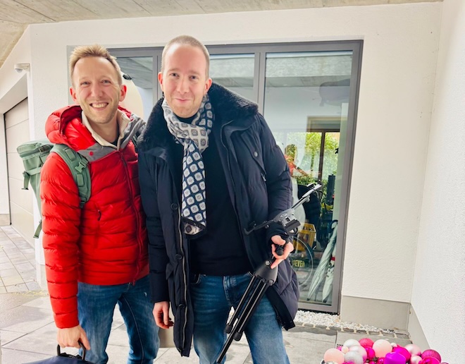 Klangvoller Auftakt mit Tiefgang: Adriaan Feyaerts (re.), künstlerischer Leiter der Holzhauser Musiktage, und ein Cellist des Ensembles Opus M beim Hauskonzert am Starnberger See - ein Vorgeschmack auf das, was 2026 musikalisch erwartet.