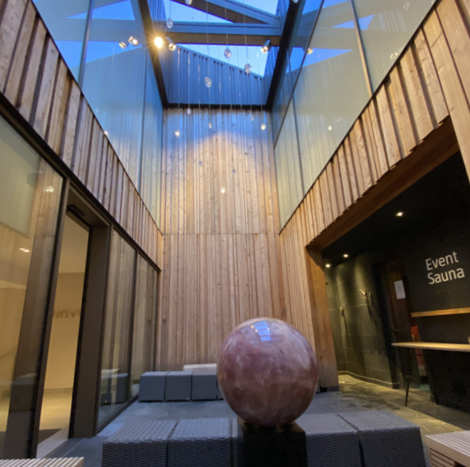 Raum für Ruhe: Zwischen Design und Natur lädt dieser stilvolle Rückzugsort mit Event-Sauna zur sinnlichen Entschleunigung ein.