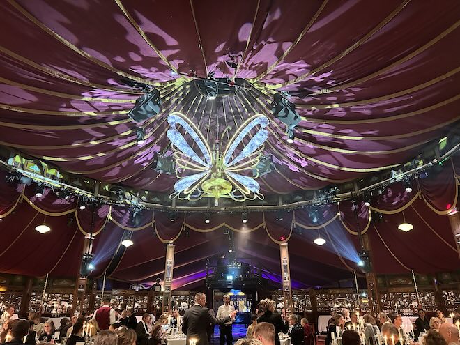 Magische Atmosphäre unter Samt und Licht: Das teatro-Spiegelzelt verzaubert mit opulentem Setting, stimmungsvoller Lichtregie und fein gedeckten Tischen für ein Abendprogramm der besonderen Art.