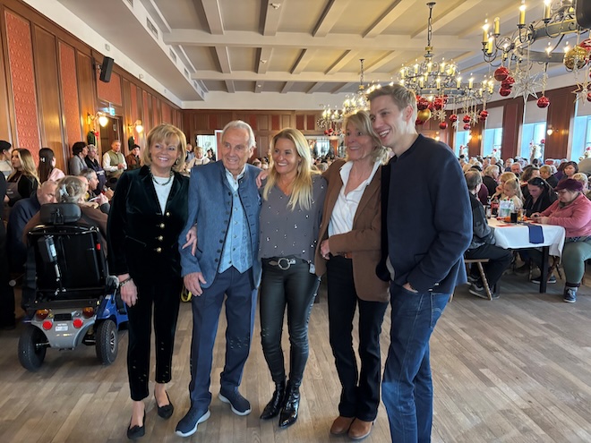 Die Steinbergs sind bekannt für ihr soziales Engagement München - hier mit und Münchens zweiten Bürgermeister Dominik Krause.