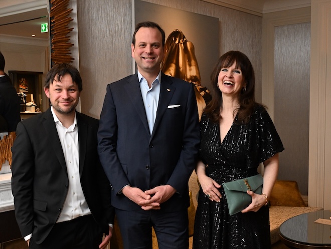 Künstler Felix Rehfeld mit Marc Epper (General Manager Hotel Mandarin Oriental) und Dr. Sonja Lechner luden zum Neujahrsempfang. Foto: Frank Rollitz / ABR-Pictures