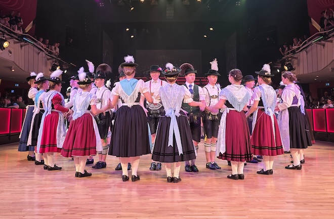 Die Repräsentantenpaare des Bayerischen Trachtenverbands eröffnen den Oide Wiesn Bürgerball mit der legendären Sternpolka.