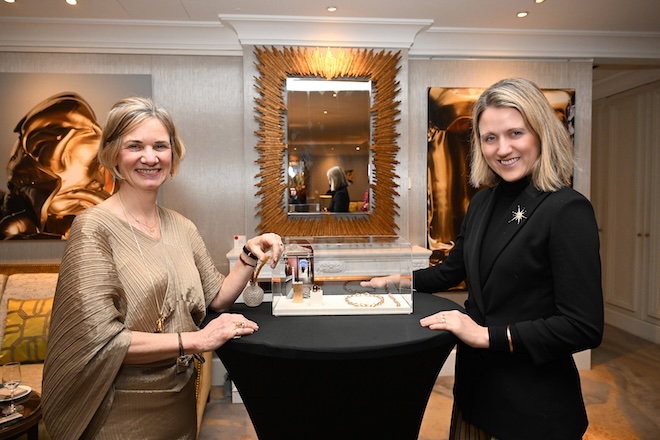 Silke Scheele und Alexandra Raven Birger Christensen (beide Ole Lynggaard) im Hotel Mandarin Oriental. Foto: Frank Rollitz / ABR-Pictures