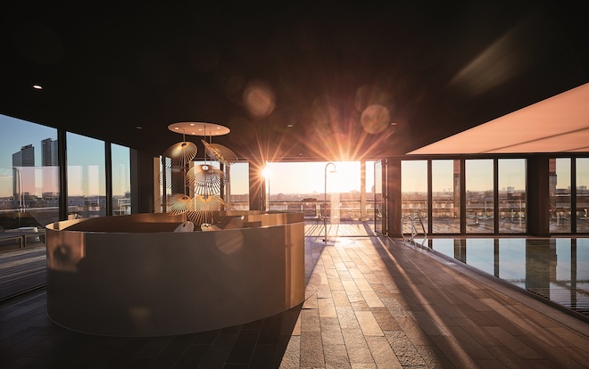 Über den Dächern Münchens: Das Spa at the Andaz vereint auf 2.000 m² fünf Saunen, Dampfbäder, Fitnessbereich und einen 17-Meter-Pool mit Sonnendeck – offen für Hotelgäste, Member und Day-Spa-Besucher.
