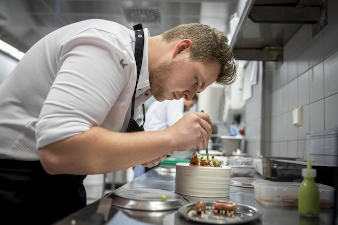 Marcel Tauschek kocht für ein Dinner in der Juliet Rose Bar auf. Fotocredit: Kirchgasser Photography