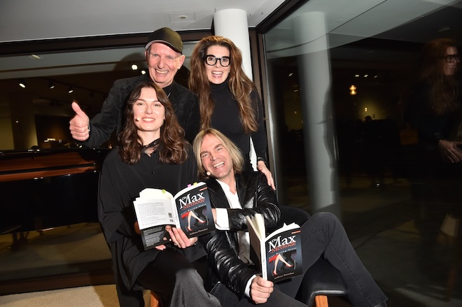 Posthume Buchpremiere bei Steinway & Sons: (v.l.n.r.) Alex Grünwald, Gloria Grünwald, Andrea Strigl und Tim Wilhelm würdigen das Werk „Die Max Methode“ des im August 2025 verstorbenen Andreas Purucker. Der Erlös des Buches geht an die Udo Lindenberg Stiftung. Foto: BrauerPhotos / G.Nitschke