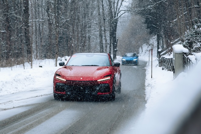 Winterperformance statt Riviera-Romantik: Der Ferrari Purosangue beweist auf verschneiten Straßen rund um Kitzbühel seine Ganzjahrestauglichkeit.