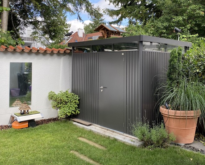 Witterungsbeständigkeit als Standard: Anthrazitfarbene Metall-Lösungen wie diese haben sich in der modernen Gartengestaltung etabliert, da sie konstruktiven Schutz für hochwertiges Equipment mit minimalem Pflegeaufwand verbinden